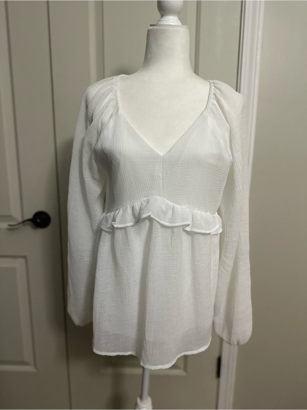 ANDREE BY UNIT White V-Neck Long Sleeve Ruffle Peplum Tunic